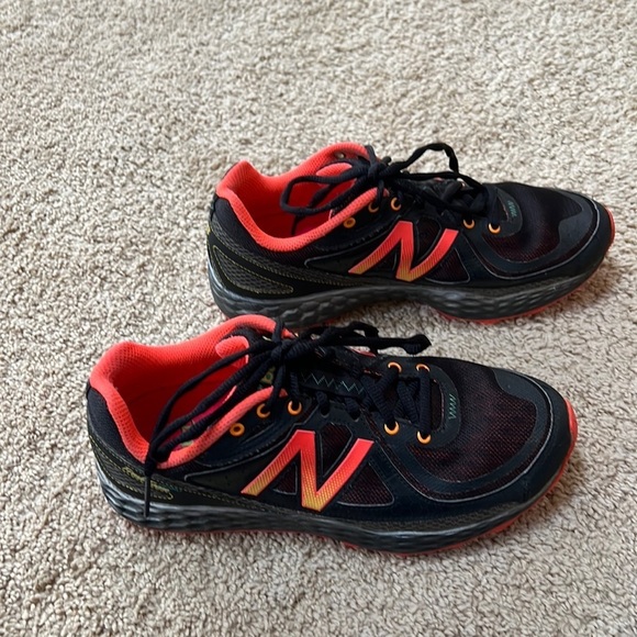 New Balance SZ 9 fresh foam Hierro running sneakers. - Picture 3 of 10